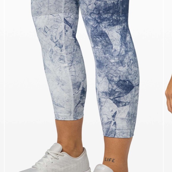 Lululemon Ebb to Train Tight *Wash White / Black / Luna Size 2 EUC - Picture 3 of 13